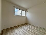 白を基調とした明るい印象のお部屋でした！