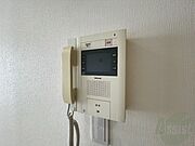 TVモニター付インターホンです。来客者の顔が見えるので安心！