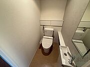 こちらはトイレです。清潔感があり、安心して使用できます。