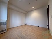 木目のフローリングは落ち着きのある印象のお部屋になりますね。