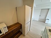 キッチン後ろには冷蔵庫を置けるスペースがありますね。