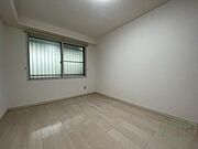 こちらのお部屋は光が差し込む、温かみのあるお部屋です。