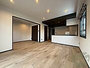 木目のフローリングは落ち着きのある印象のお部屋になりますね。