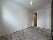 こちらのお部屋は光が差し込む、温かみのあるお部屋です。