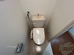 こちらはトイレです。清潔感があり、安心して使用できます。