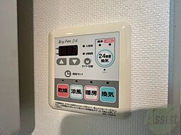 浴室乾燥機です。湿気の多い時期の洗濯物もすぐに乾きますね！