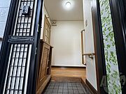 玄関の様子です。明るい印象ですね。気分もあがりそう。