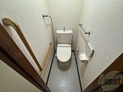 こちらはトイレです。清潔感があり、安心して使用できます。