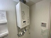 ガス給湯器です。操作しやすいパネルになってます。