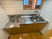 対面キッチンになっているので料理しながらTVも見れますよ～。