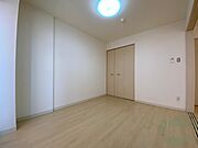 寝室はこちらです。光が差し込む、温かみのあるお部屋です。