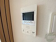TVモニター付インターホンです。来客者の顔が見えるので安心！