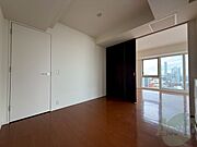 寝室はこちらです。光が差し込む、温かみのあるお部屋です。