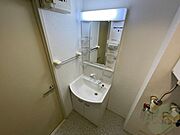 独立洗面台です。大きくてよいですね。シャンプーもできます。