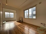 木目のフローリングは落ち着きのある印象のお部屋になりますね。