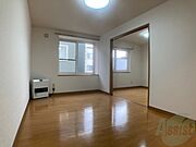 木目のフローリングは落ち着きのある印象のお部屋になりますね。