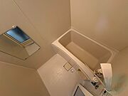 バスルームは狭すぎず、シャワーも浴びやすそうです。