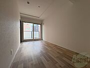 寝室はこちらです。光が差し込む、温かみのあるお部屋です。