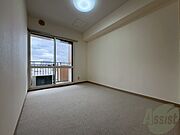 こちらのお部屋は光が差し込む、温かみのあるお部屋です。