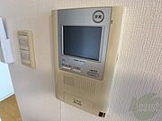 TVモニター付インターホンです。来客者の顔が見えるので安心！