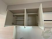 キッチン上段に収納がありますので、食器などを収納出来ます。