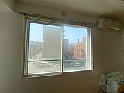 大きな窓がありますので風通しが良さそう。