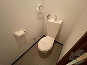 こちらはトイレです。清潔感があり、安心して使用できます。