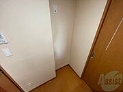 キッチン後ろには冷蔵庫を置けるスペースがありますね。