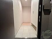 玄関です。白を基調としていて清潔感があります！
