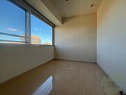 寝室はこちらです。光が差し込む、温かみのあるお部屋です。