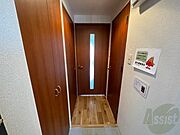 玄関の様子です。明るい印象ですね。気分もあがりそう。