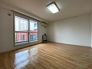 木目のフローリングが落ち着くお部屋ですね。