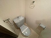こちらはトイレです。清潔感があり、安心して使用できます。