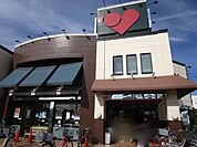 マルヤス 登美の里店 徒歩10分。 740m