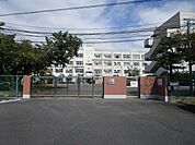 高槻市立第八中学校 徒歩24分。 1910m