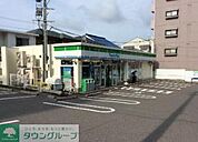ファミリーマート名東藤が丘店 徒歩1分。 70m
