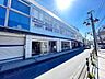 周辺：スーパーマーケットスズキヤ逗子駅前店 徒歩11分。 820m