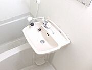 白を基調とした明るい印象の浴室です。