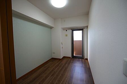 室内（2026年8月）撮影。洋室です。約4.8帖ございます。バルコニーと繋がっております。