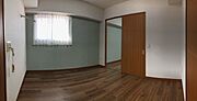 室内（2025年11月）撮影。約6.5帖ございます。可動間仕切りを開けると隣の洋室と繋がり、より広々とご利用いただけます。