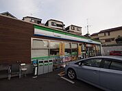 ファミリーマート福生山王橋通り店 徒歩9分。コンビニ 700m