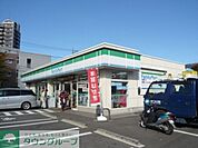 ファミリーマート八王子別所店 徒歩8分。コンビニ 610m