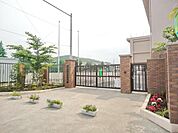 平山小学校 299m