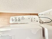 ■温水洗浄で快適、清潔感が保たれるシャワートイレ