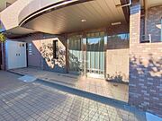 ■落ち着いた雰囲気のエントランスが住まう方を温かく迎えます