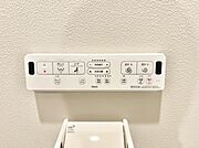 ■温水洗浄で快適、清潔感が保たれるシャワートイレ