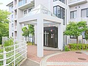 ■清潔感のあるエントランスは快適な毎日の始まりを演出します