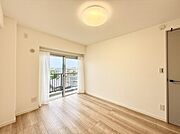 ■シンプルな空間で、収納付きベッドやデスクなど、多機能な家具を活用しやすいです