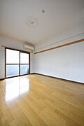 ゆとりある広さの洋室