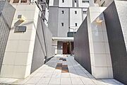 道路から建物への入口です